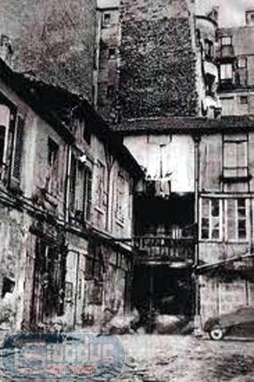 Mặt ngoài của ngôi nhà nhỏ Bác từng thuê những ngày ở Pháp năm 1921 - 1923. Ngôi nhà nằm trong khu dành cho công nhân nghèo có đường vào không có đường ra. Cả phố chỉ có đúng 4 ngôi nhà lụp xụp.
